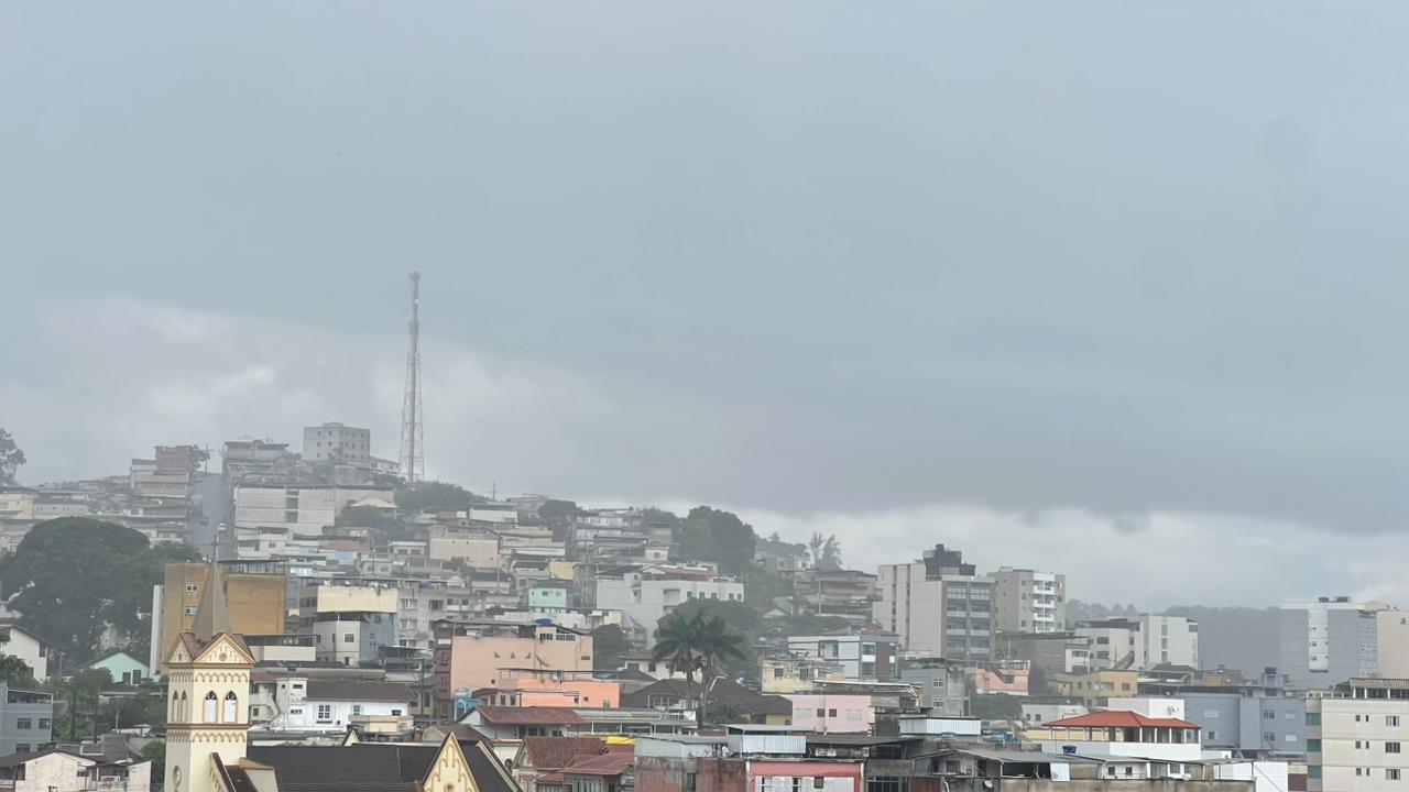 Chegada de frente fria provoca queda das temperaturas e pancadas de chuvas a partir desta terça-feira em Santos Dumont